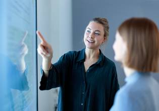 Verwaltung_Besprechung am Bildschirm, zwei Personen