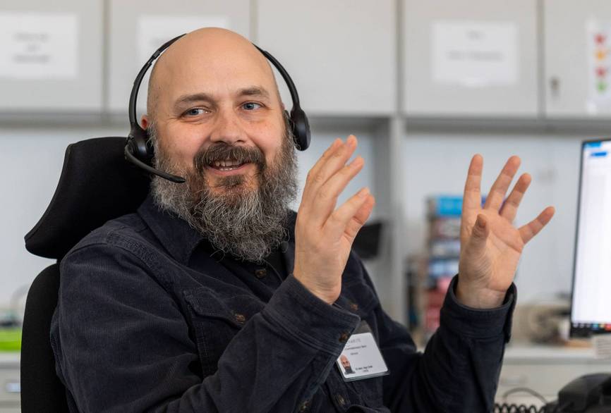 Ingo, ein Mitarbeiter des Giftnotrufs am Telefon gestikulierend.