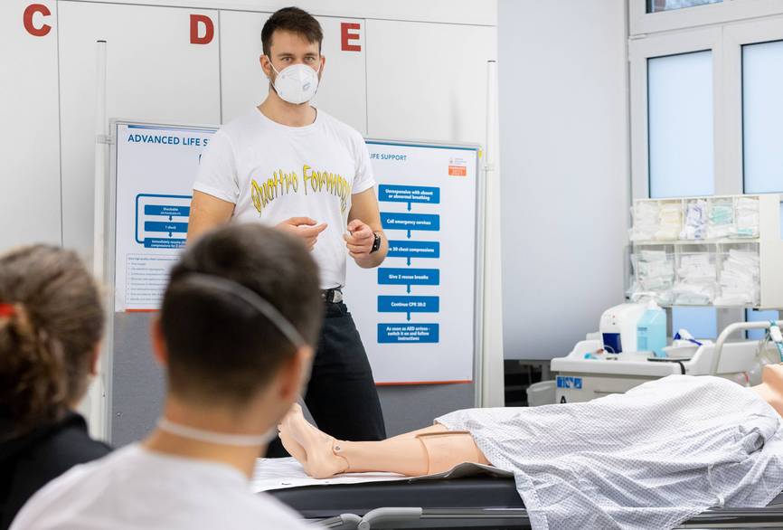 Ein junger Arzt unterrichtet Medizin-Studierende im Lernzentrum der Charité