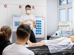Ein junger Arzt unterrichtet Medizin-Studierende im Lernzentrum der Charité