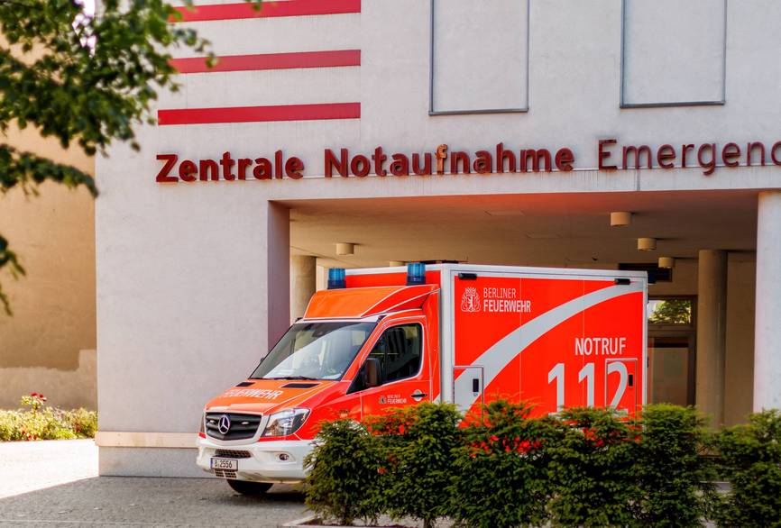 Ein Rettungswagen steht vor der Notaufnahme des Charité Campus Mitte