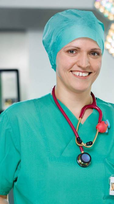 Eine anästhesietechnische Assistentin im OP der Charité