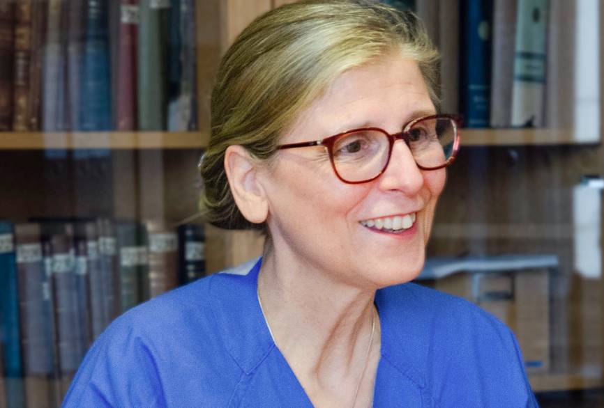 Monika Berns im Portrait lächelnd.