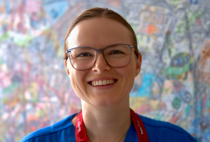 Charite Station 39i Pflegefachkraft und APN-Studentin Julia Matterei im Portrait, lächelnd