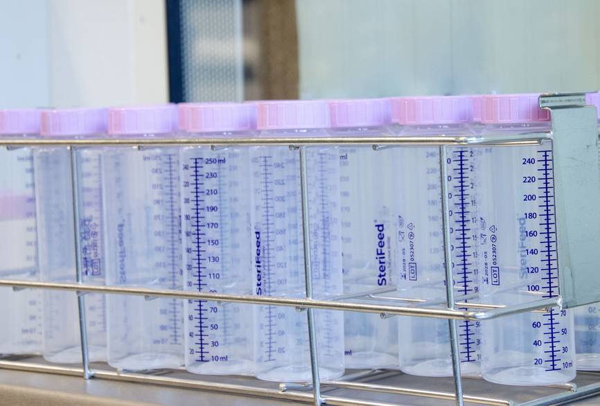 Nahaufnahme von Gefäßen zum Pasteurisieren.