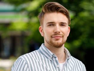 Ein Praktikant leistet sein Pflichtpraktikum in der Charité