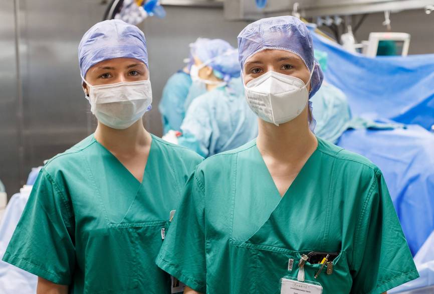 Zwei junge Frauen, Zwillinge, im OP der Charité. Sie arbeiten als operationstechnische Assistenz - kurz OTA.