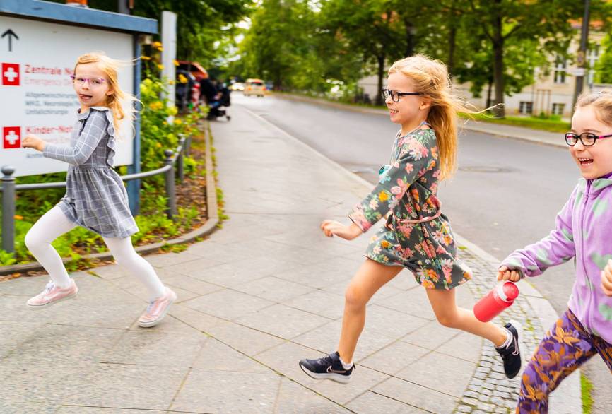 Kinder laufen über den Campus Virchow-Klinikum