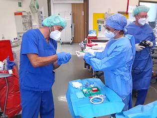 Zwei Mitarbeitende ziehen gemeinsam eine Spritze auf.