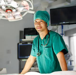 Eine Fachkraft des Anästhesie-Funktionsdienstes im OP