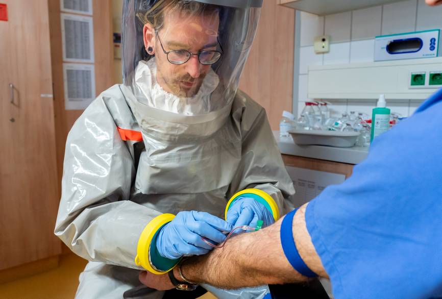 zwei Personen, die eine mit Schutzkleidung beim SIS-Training