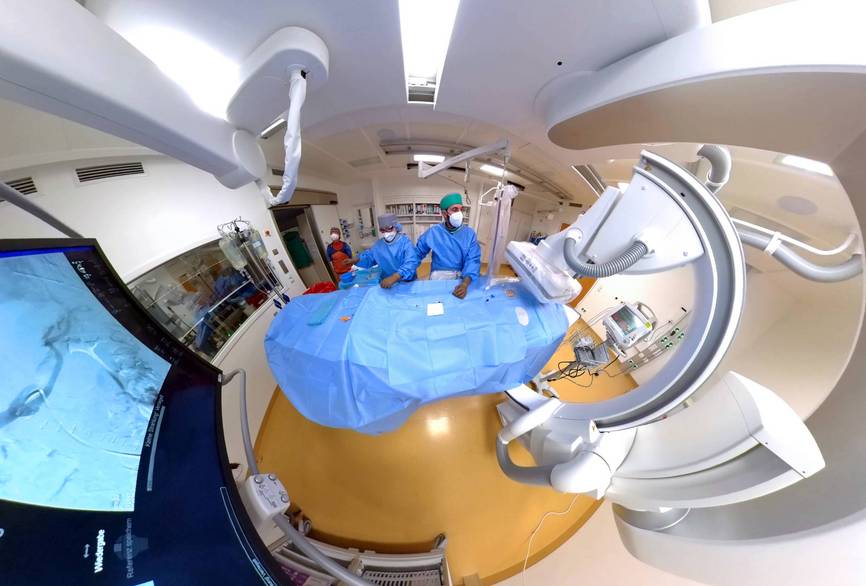 Eine 360° Aufnahme eines Teams in der interventionellen Radiologie, das gerade eine Behandlung durchführt.