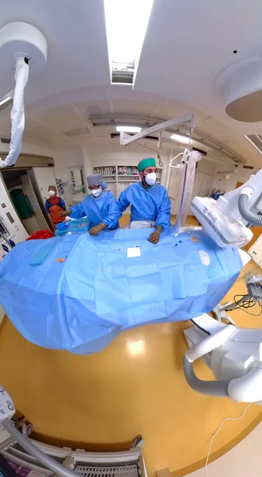 Eine 360° Aufnahme eines Teams in der interventionellen Radiologie, das gerade eine Behandlung durchführt.