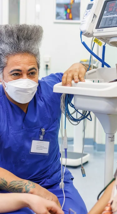 Zwei Pflegekräfte untersuchen ein junges Mädchen in der Kindernotaufnahme