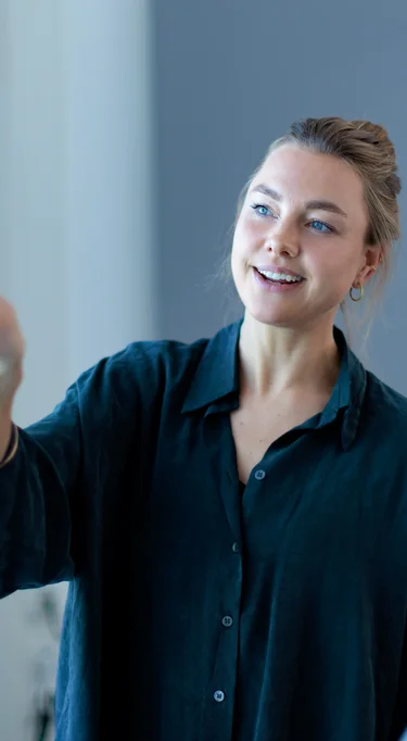 Zwei Charité Mitarbeiterinnen stehen an einem großen Bildschirm und besprechen sich