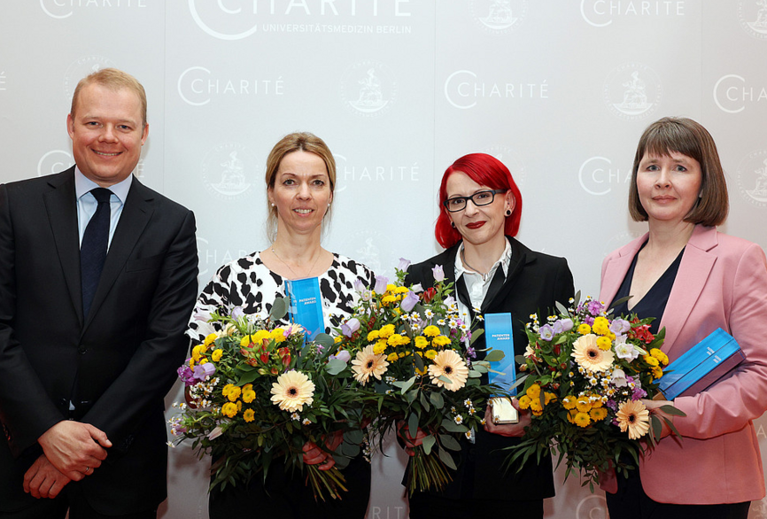 Die Gewinnerinnen des Patienten-Awards zusammen mit dem Vorsitzenden des Freundeskreis Charité