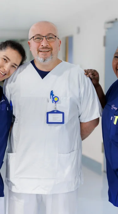 Drei Personen in Kasacks stehen im Flur der nephrologischen Station 46 am CVK.