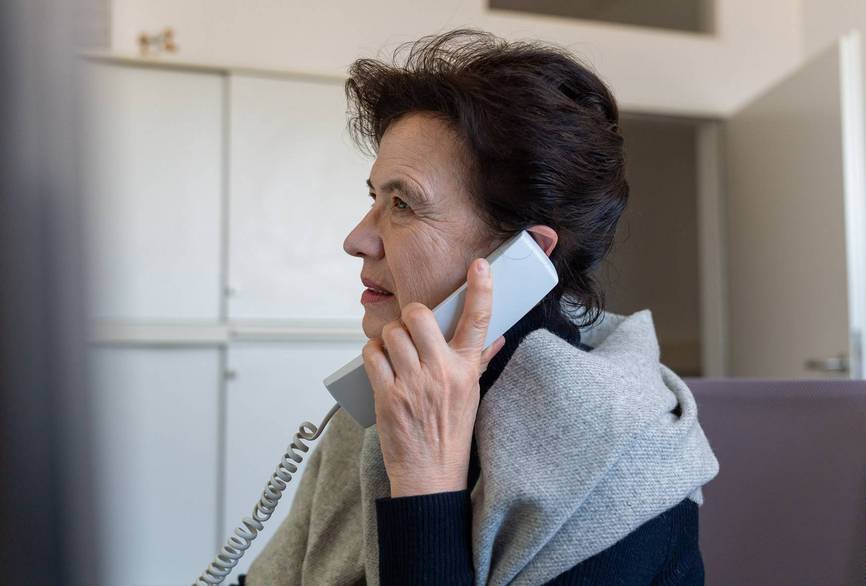 Eine Mitarbeitende des Giftnotrufs am Telefon.