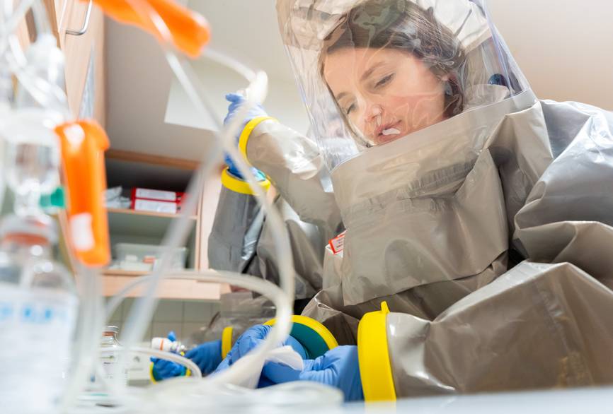 Pflegefachkräfte bei Training auf der Sonderisolierstation