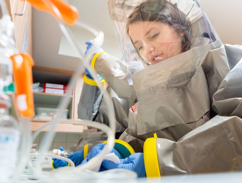 Pflegefachkräfte bei Training auf der Sonderisolierstation