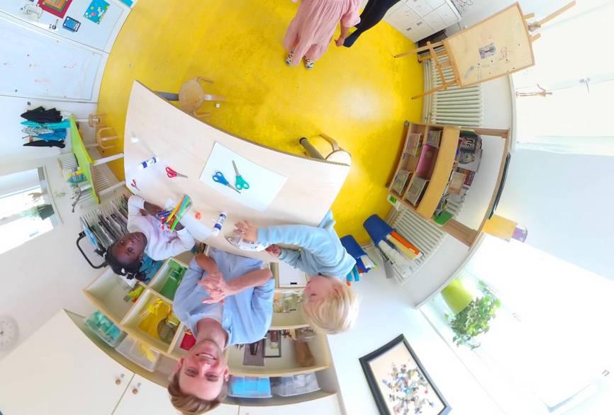 Eine 360° Aufnahme einer Kita, die mit der Charité kooperiert. Ein Mädchen guckt direkt in die Kamera