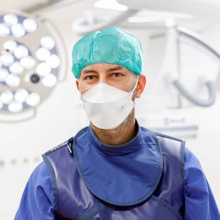 Ein Mitarbeiter der Radiologie trägt eine Bleischürze