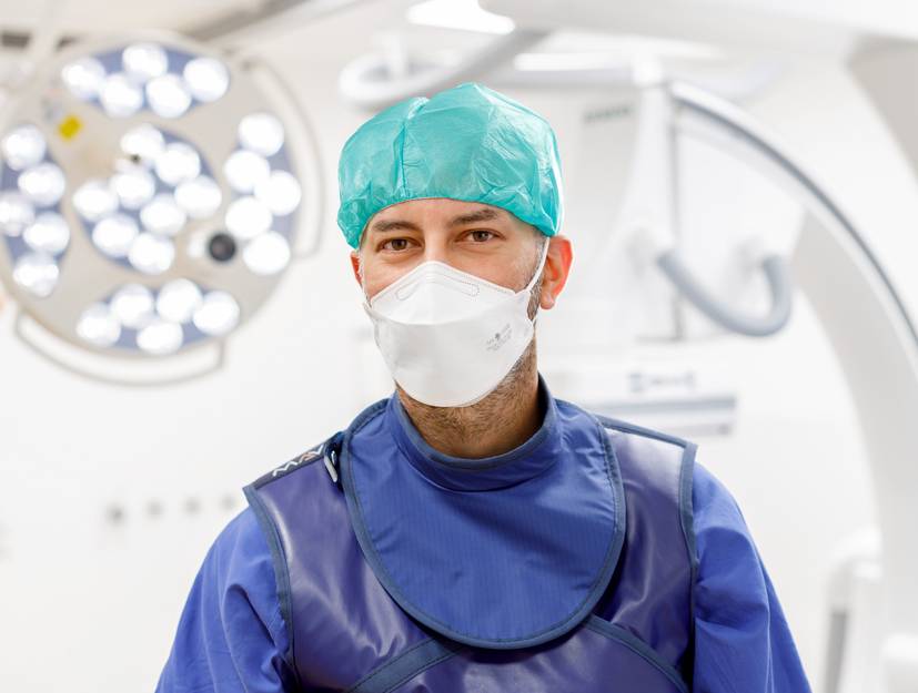 Ein Mitarbeiter der Radiologie trägt eine Bleischürze