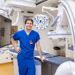 Ein Radiologe der Charité im Untersuchungsraum vor radiologischem Gerät
