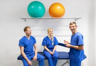 3 Mitarbeiter und Mitarbeiterinnen der Physiotherapie