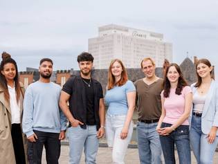 Ein Gruppenfoto mit sieben Auszubildenden im Freien.
