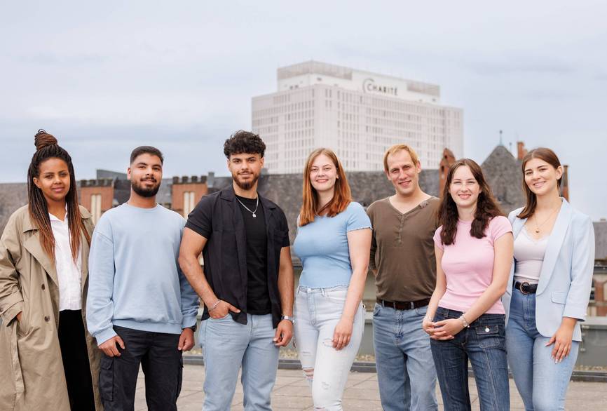 Ein Gruppenfoto mit sieben Auszubildenden im Freien.