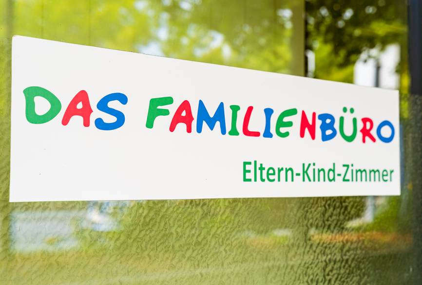 Ein Plakat des Familienbüros der Charité.