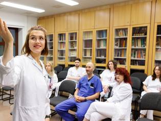 Mehrere Mitarbeitende der Radiologie haben sich zur Fortbildung in einen Seminarraum begeben