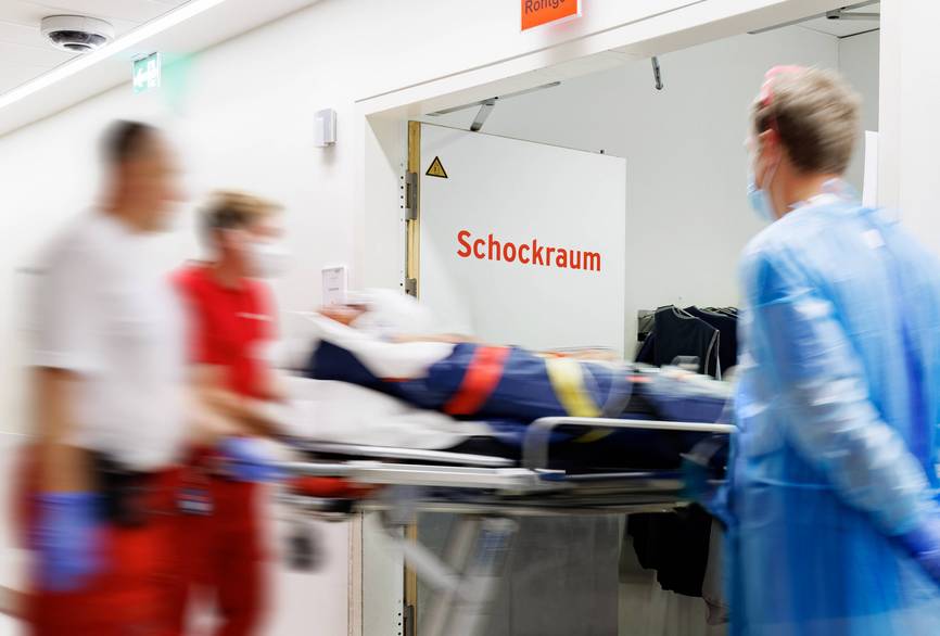 Die Feuerwehr schiebt einen Patienten in den Schockraum der Notaufnahme