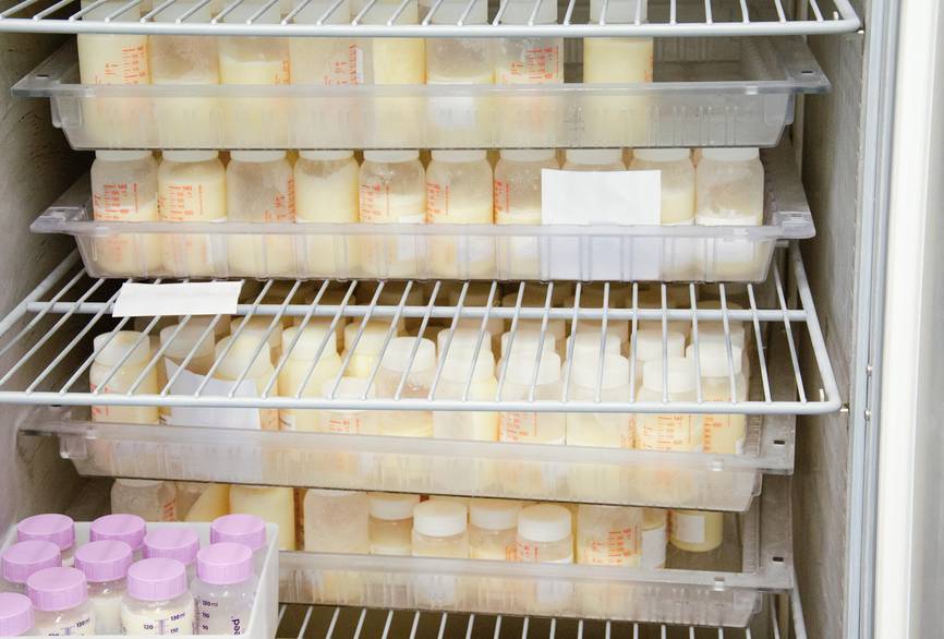 Nahaufnahme von Frauenmilch im Kühlschrank gelagert.