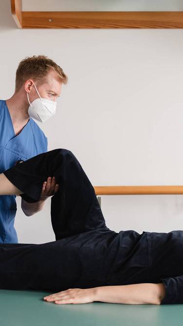 Patientin im Fokus unserer Tätigkeit Physiotherapeut bei der Patientenbehandlung