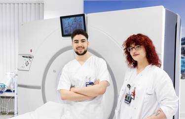 2 MTRA stehen vor einem MRT-Gerät in der Radiologie der Charité