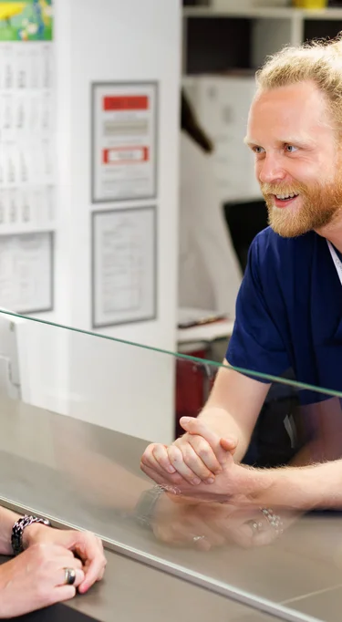 Charité Vorstand Carla Eysel spricht mit einer Pflegefachkraft