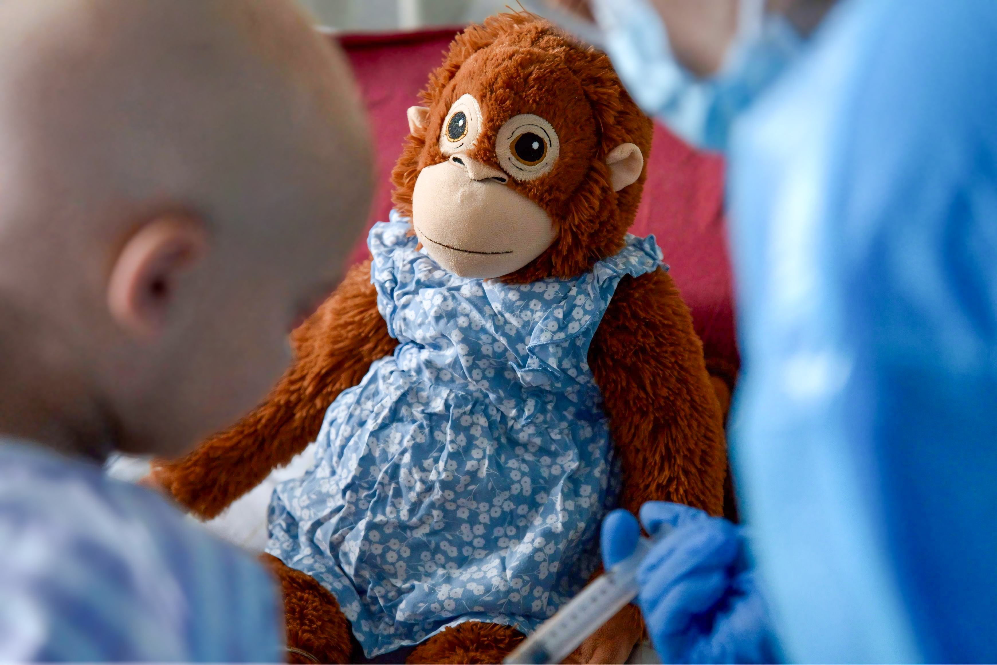 Charite Station 39i im Patientenzimmer. Pflegekraft Julia Matterei bei der Nachsorge einer jungen Patientin unter Aufsicht des Stoffäffchens Affi