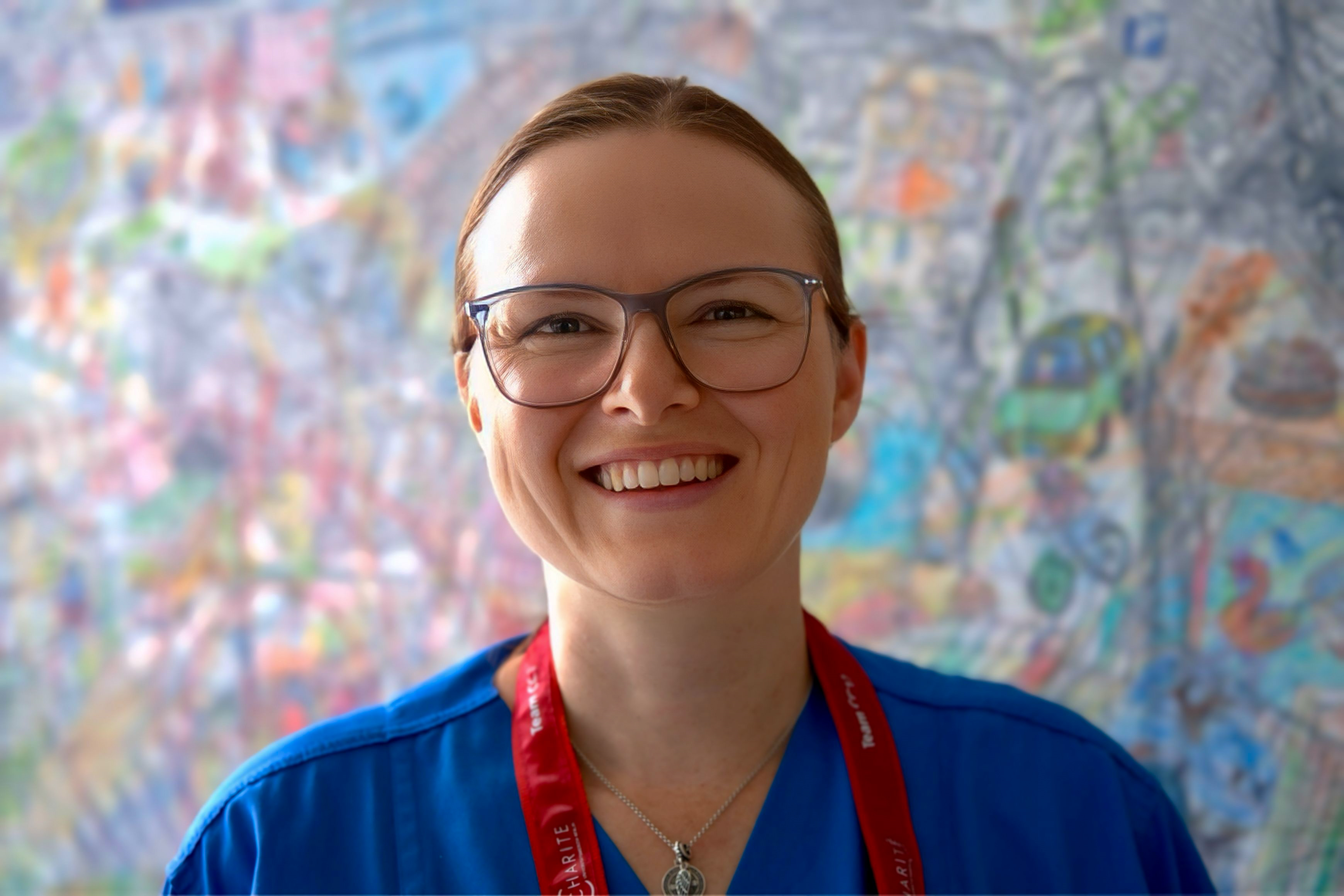 Charite Station 39i Pflegefachkraft und APN-Studentin Julia Matterei im Portrait, lächelnd