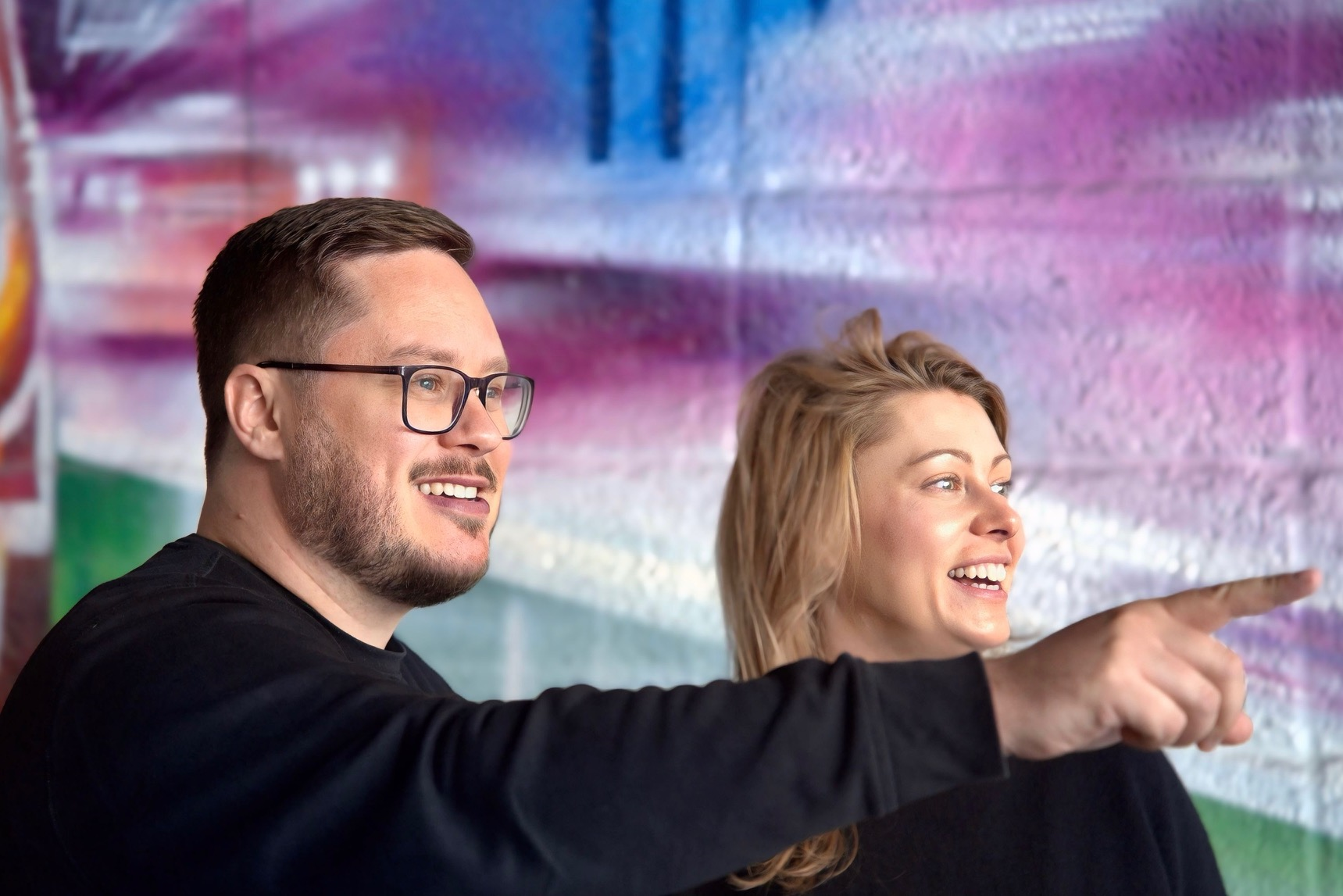 Charité Pflegefachkraft und Zentraler Praxisanleiter Pascal im Dialog mit einer Masterstudentin