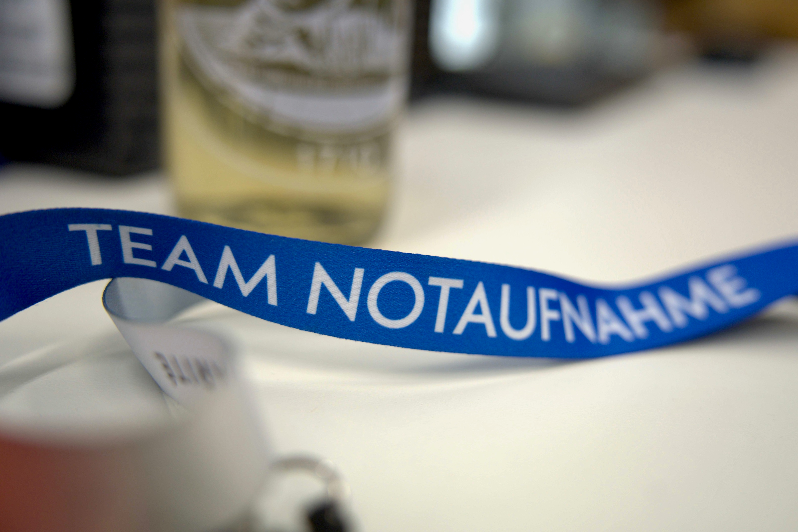 Charité Schlüsselanhänger Team Notaufnahme auf einem Schreibtisch