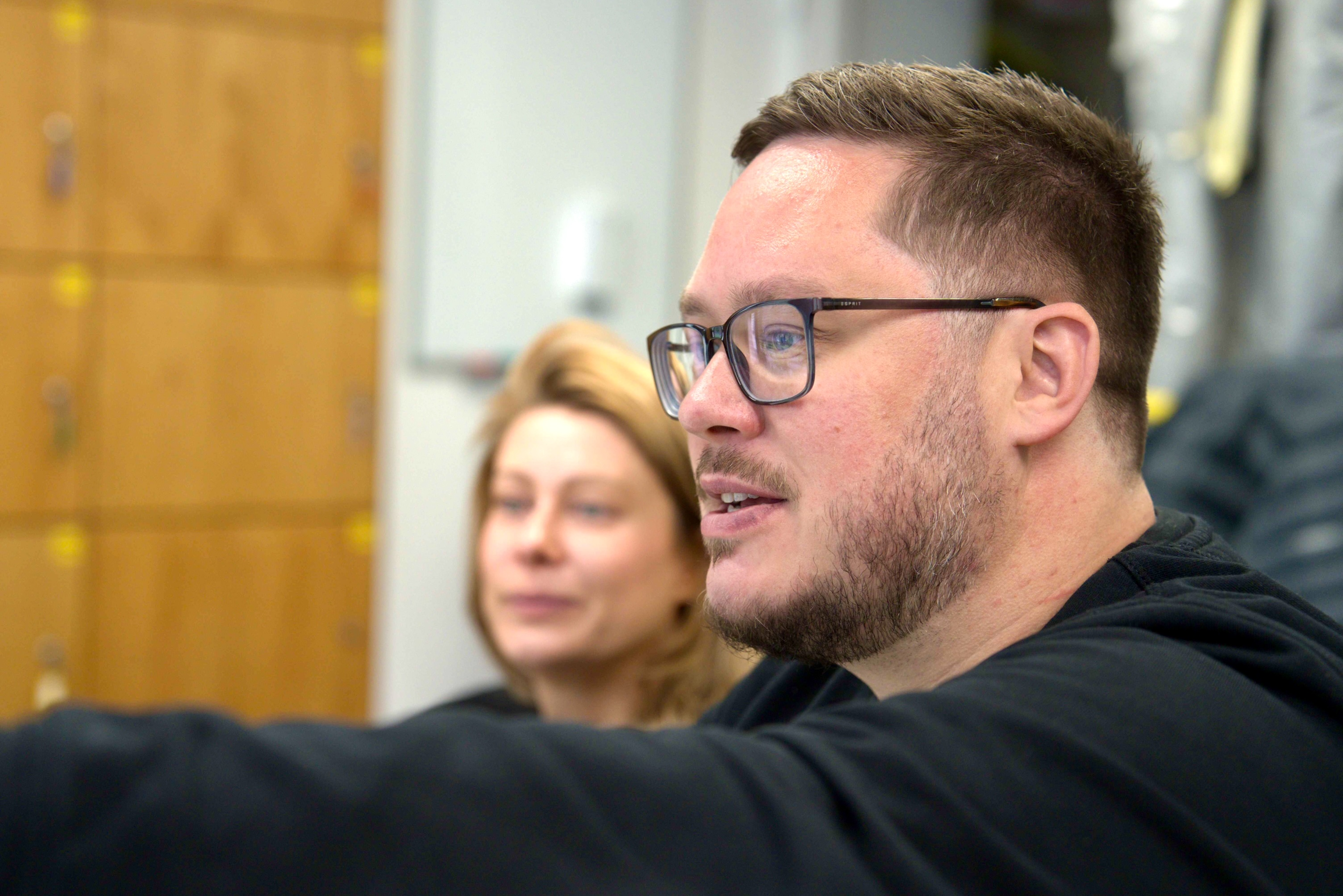 Charité Pflegekraft und Zentraler Praxisanleiter Pascal Hunger erklärt Master-Studentin Inhalte am PC