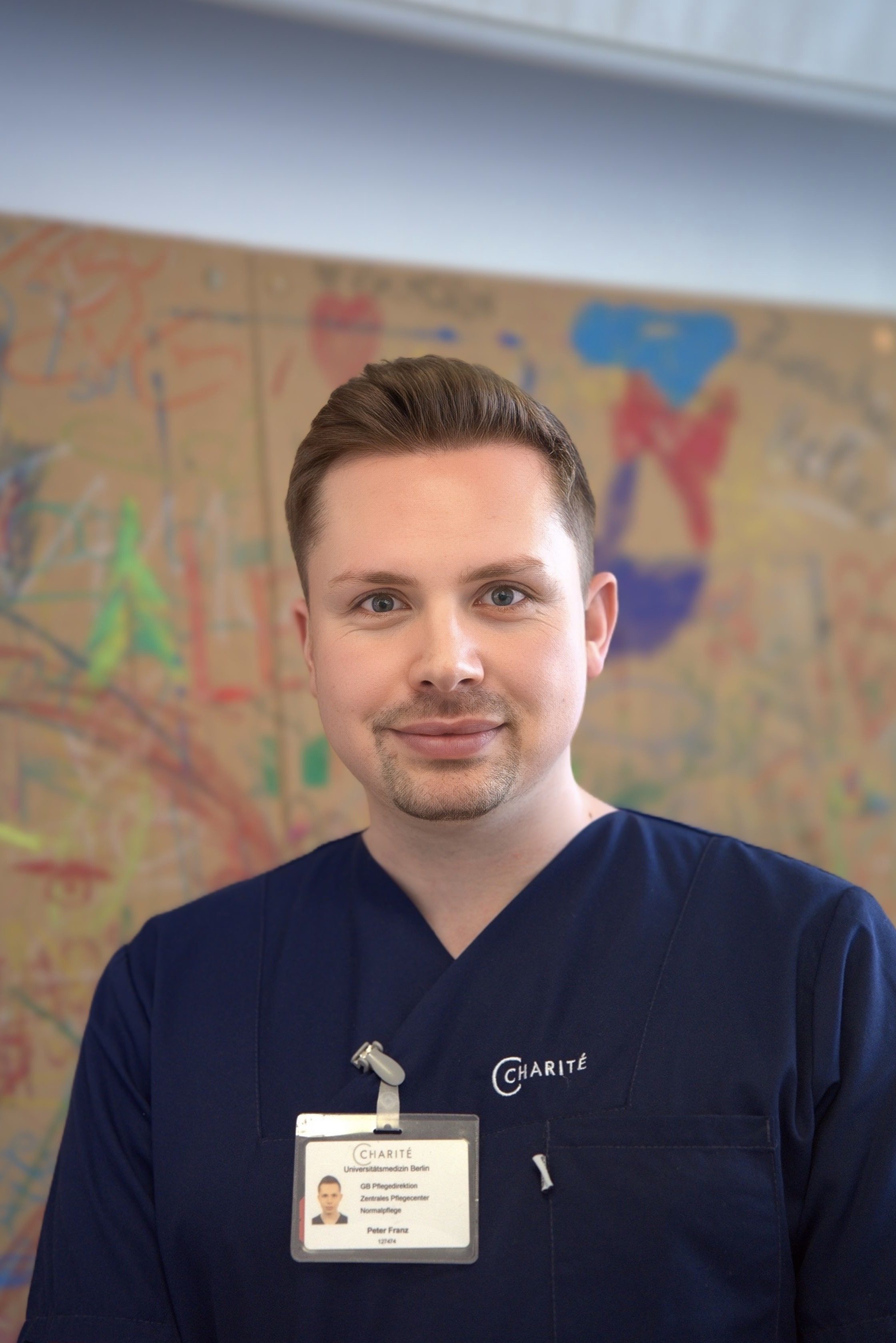 Charité Pflegefachkraft Peter schaut freundlich in die Kamera